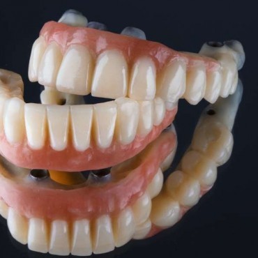 Prótese Dentária em Tapete Verde